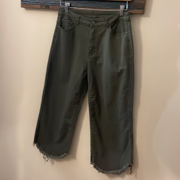 Thursdays Army Green Raw Edge Capri Cropped Jean Pants Size Large - Picture 5 of 15